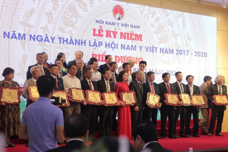 Lương y Đỗ Minh Tuấn nhận giải thưởng Thầy thuốc Nam tiêu biểu