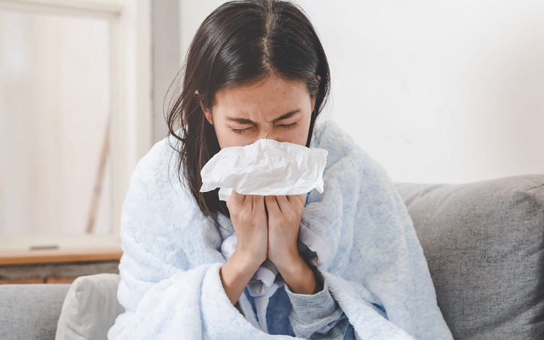 Ngạt mũi, chảy nước mũi là triệu chứng thường trong bệnh viêm xoang mũi