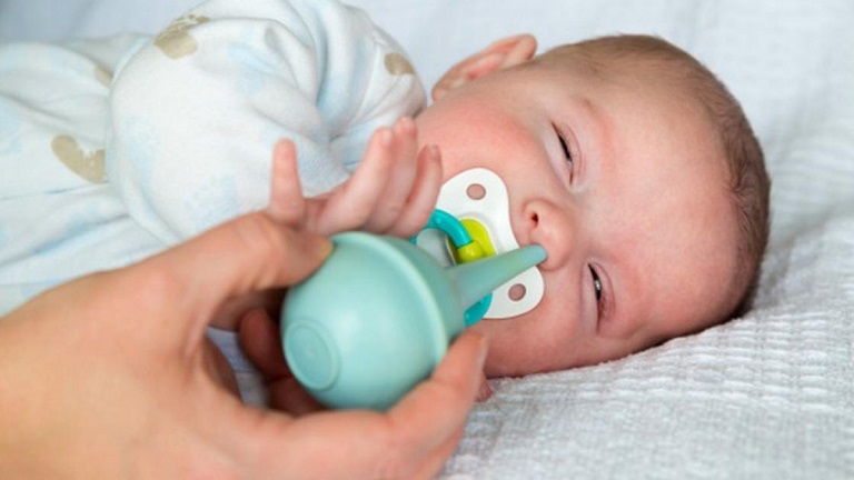 Cha mẹ cần thường xuyên vệ sinh tai, mũi, họng để phòng tránh viêm họng ở trẻ