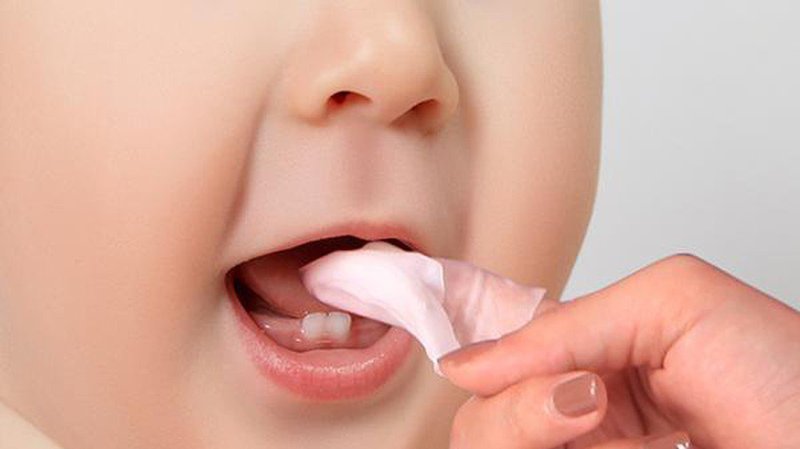 Rơ lưỡi cho con hàng ngày là điều cần thiết để ngăn ngừa tình trạng lưỡi bé bị trắng