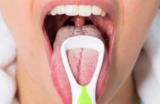Uống đủ nước và chải lưỡi thường xuyên sẽ giúp bạn loại bỏ hôi miệng, lưỡi trắng