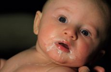Cặn sữa còn sót lại trong miệng cũng có thể là nguyên nhân khiến lưỡi bé bị trắng