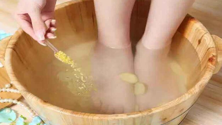 Ngâm chân bằng nước cốt gừng tốt cho tất cả mọi người đặc biệt người bị đau mu bàn chân
