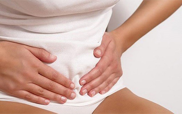 Triệu chứng dễ nhận biết nhất của viêm lộ tuyến cổ tử cung tái tạo là đau bụng dưới kéo dài