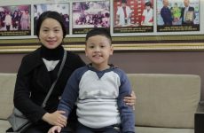 Chị Hiền và bé Bảo Nam - bệnh nhân bị viêm họng của nhà thuốc Đỗ Minh Đường