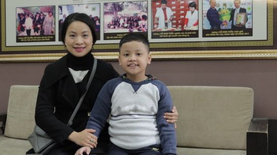 Chị Hiền và bé Bảo Nam - bệnh nhân bị viêm họng của nhà thuốc Đỗ Minh Đường