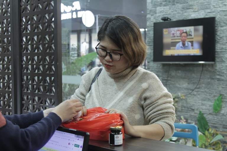 Mẹ bầu - chị Thanh trong lần tái khám tại nhà thuốc Đỗ Minh Đường