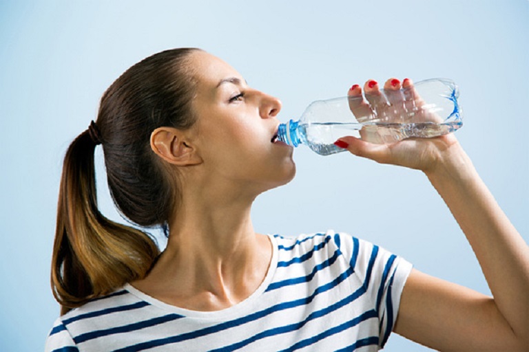 Uống nhiều nước, nên uống tối thiểu khoảng 2 lít nước/ ngày để đảm bảo hoạt động trao đổi chất diễn ra bình thường