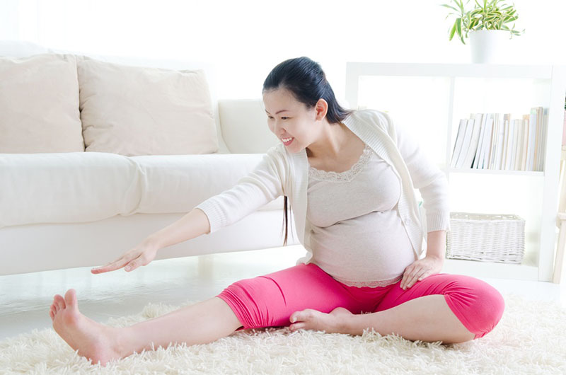 Tập yoga sẽ giúp mẹ bầu thư giãn cho hông, xương chậu, giảm đau khớp háng khi mang thai