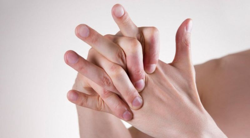 Đầu ngón tay bị đau có thể do chứng tê cóng tay gây ra