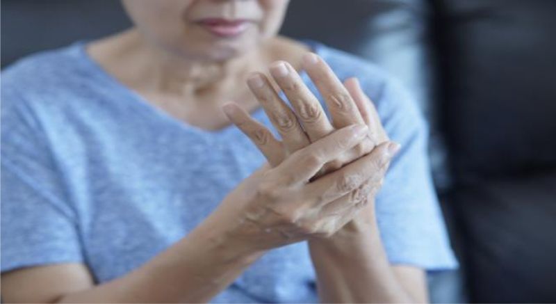Triệu chứng đau khớp ngón tay thường xuất hiện nhiều vào buổi sáng sớm