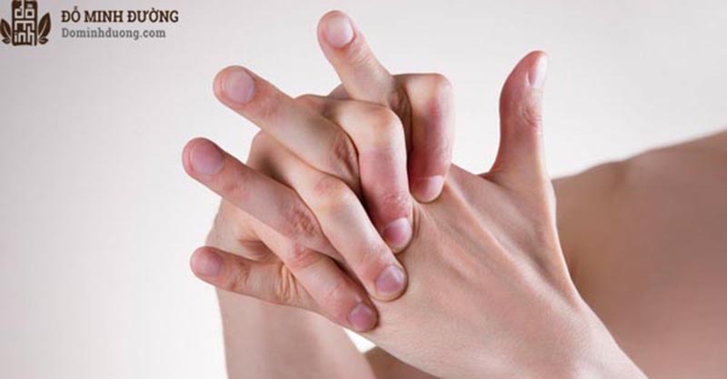 Thoái hóa là nguyên nhân phổ biến gây đau khớp ngón tay út 