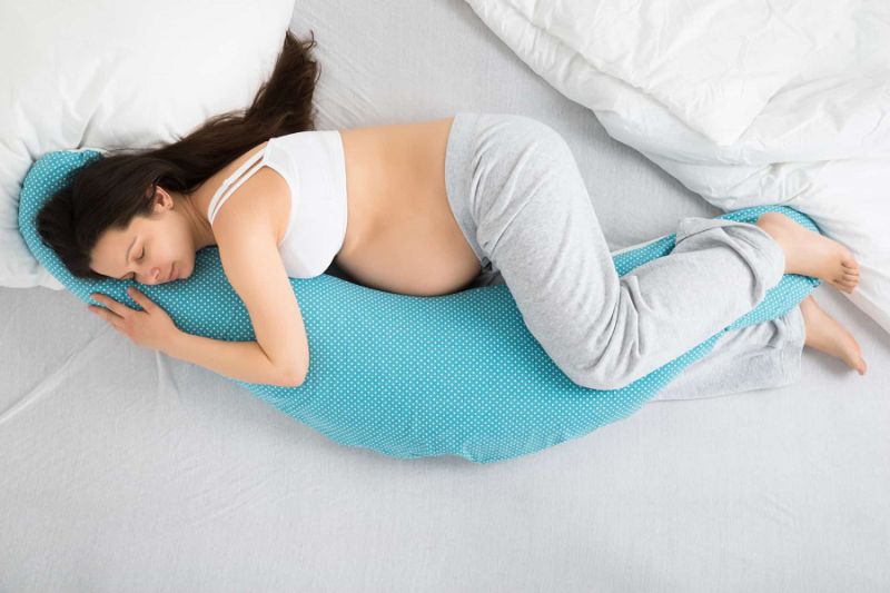 Gối kê giúp mẹ bầu thoải mái, giảm áp lực lên khớp háng và dễ ngủ hơn