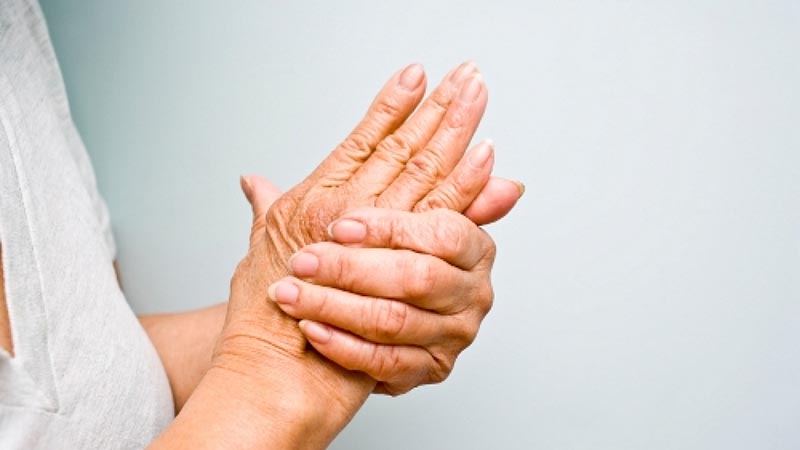 Triệu chứng của đau khớp ngón tay út