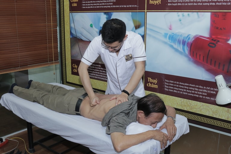 Nghệ Sĩ Văn Báu lựa chọn phương pháp Vật lý trị liệu tại nhà thuốc Đỗ Minh Đường