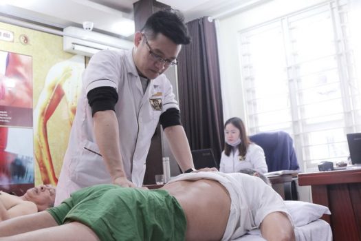 Bệnh nhân thoát vị đĩa đệm trải nghiệm liệu trình bấm huyệt tại nhà thuốc Đỗ Minh Đường