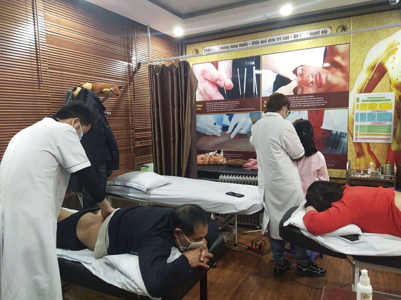 Các kỹ thuật viên đang thực hiện châm cứu, massage, bấm huyệt cho bệnh nhân