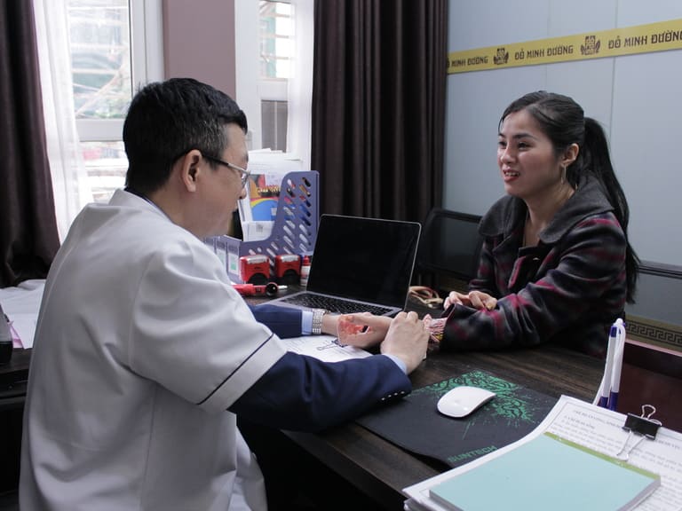 Lương y Tuấn thăm khám cẩn thận và kê đơn liệu trình nhắc lại bài thuốc Viêm xoang Đỗ Minh cho chị Phương Hòa