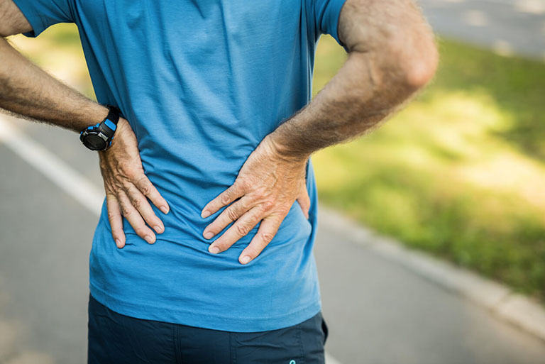Cách chữa đau lưng khi làm việc nặng