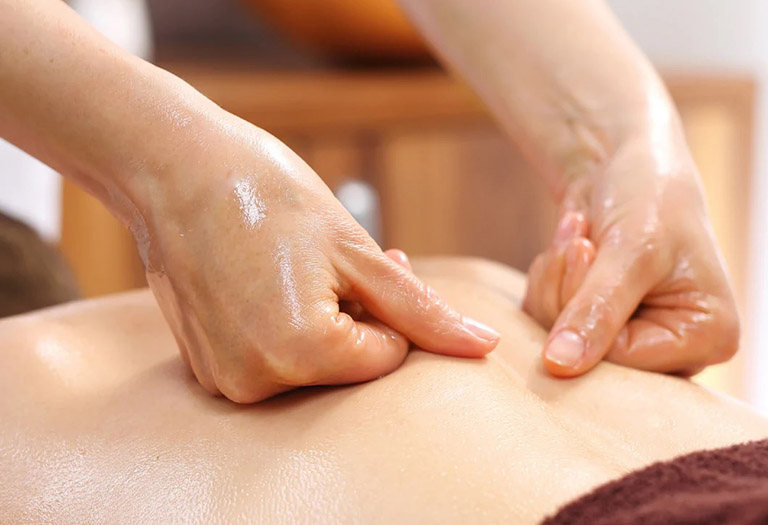 Cách massage giảm đau lưng