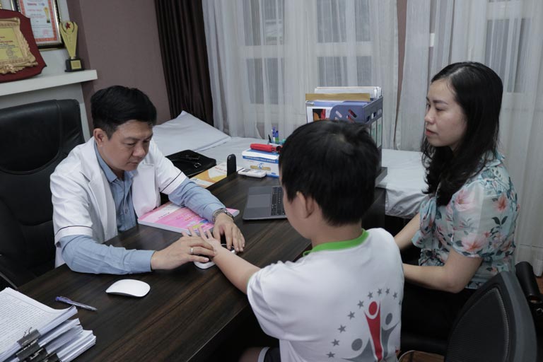Lương y Tuấn khám cho bé Thái Minh bị đau dạ dày