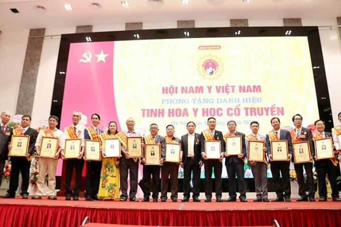Lương y Đỗ Minh Tuấn được phong tặng danh hiệu 