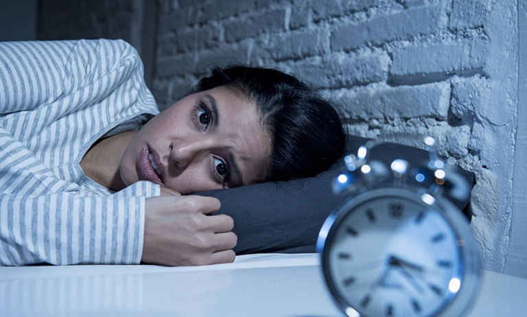 Tránh nhìn đồng hồ khi khó ngủ hoặc tỉnh giấc