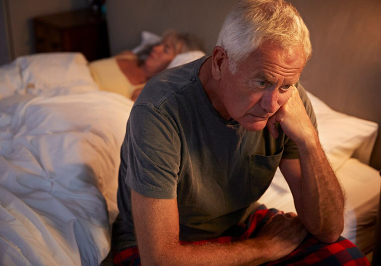 Cách trị mất ngủ cho người già tại nhà hiệu quả