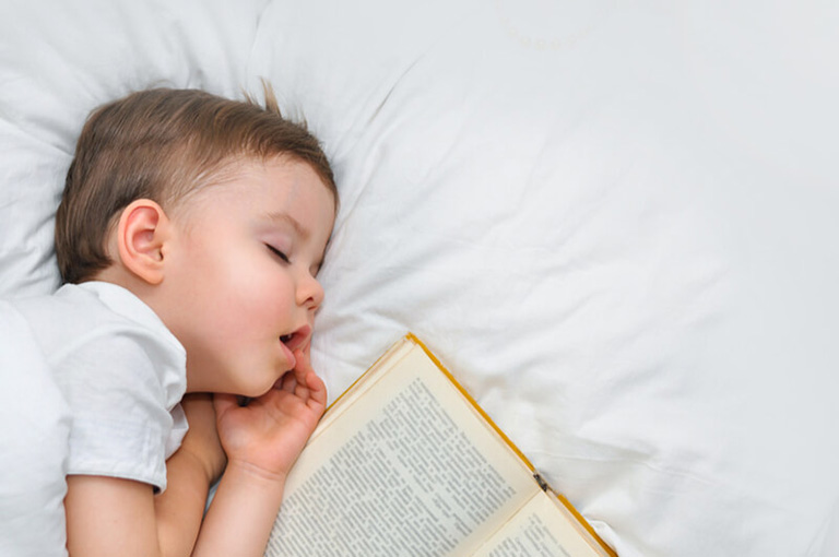 Trẻ 2 tuổi ngủ không sâu giấc