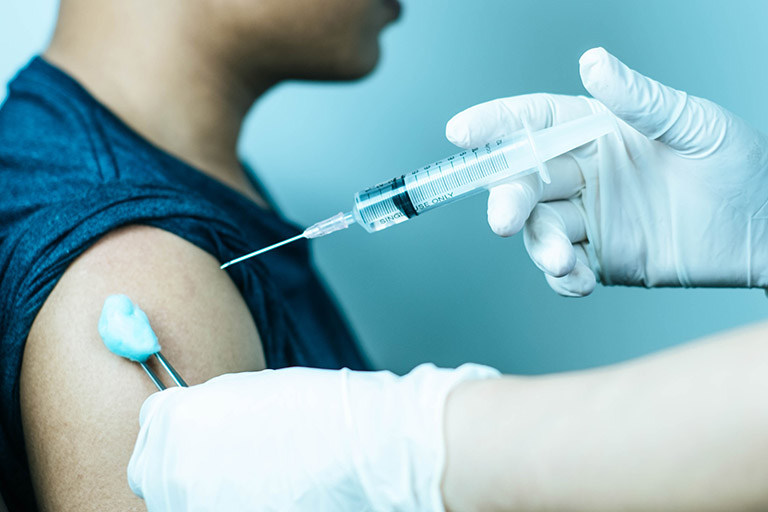 Tiêm vắc xin phòng ngừa một số bệnh nhiễm trùng