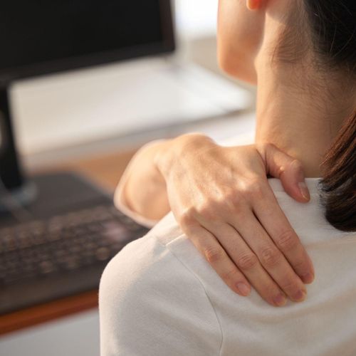 Dân văn phòng thường xuyên làm việc với máy tính dễ bị đau vai gáy