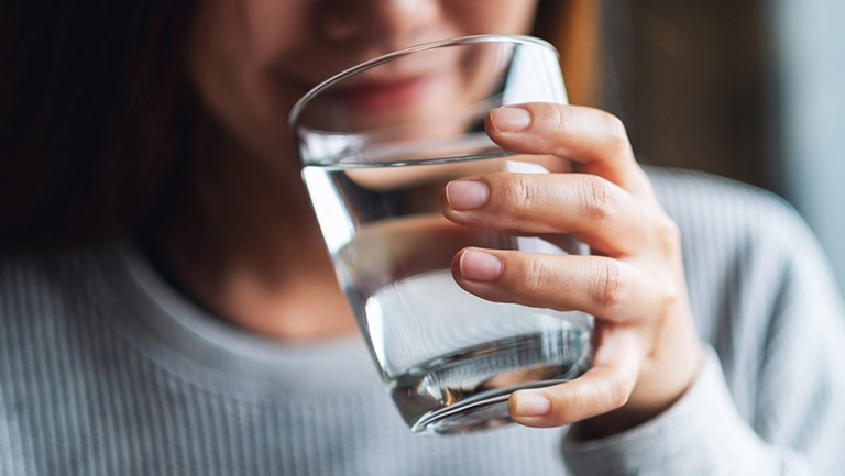 Thận yếu có nên uống nhiều nước không?