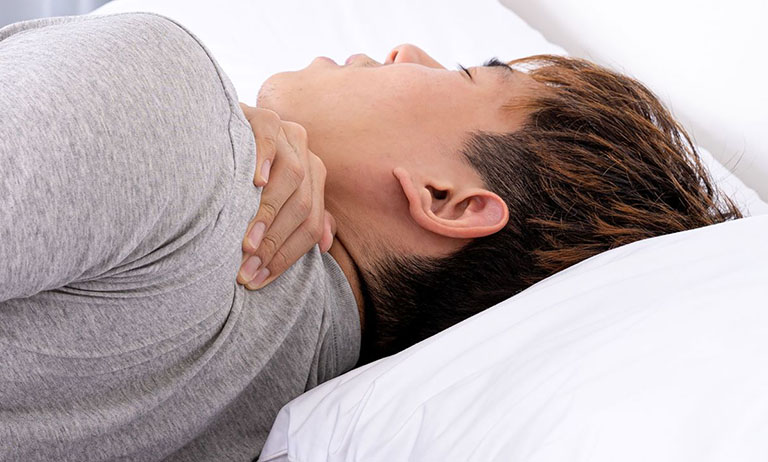 Cơn đau thường bắt đầu sau khi ngủ dậy và đau âm ỉ