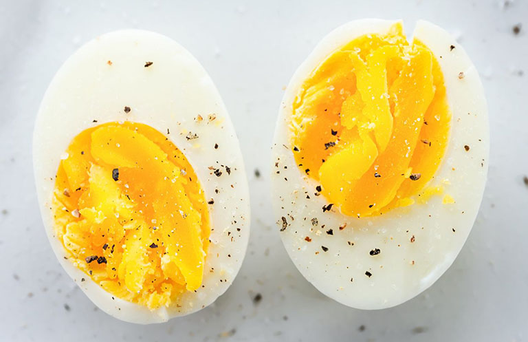 Tránh thêm nhiều muối khi chế biến trứng