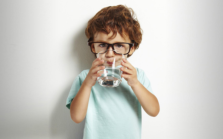 Uống nhiều nước có thể là nguyên nhân khiến trẻ đi tiểu nhiều