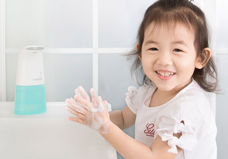 Hướng dẫn trẻ rửa tay bằng xà phòng diệt khuẩn