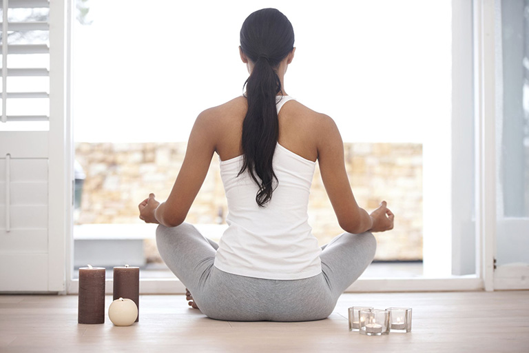 Thường xuyên ngồi thiền và yoga để kiểm soát căng thẳng