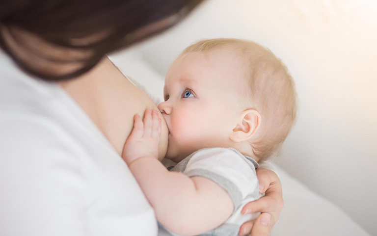 Trẻ em có nguy cơ bị chàm cần được bú mẹ hoàn toàn trong vòng 1 năm đầu đời 