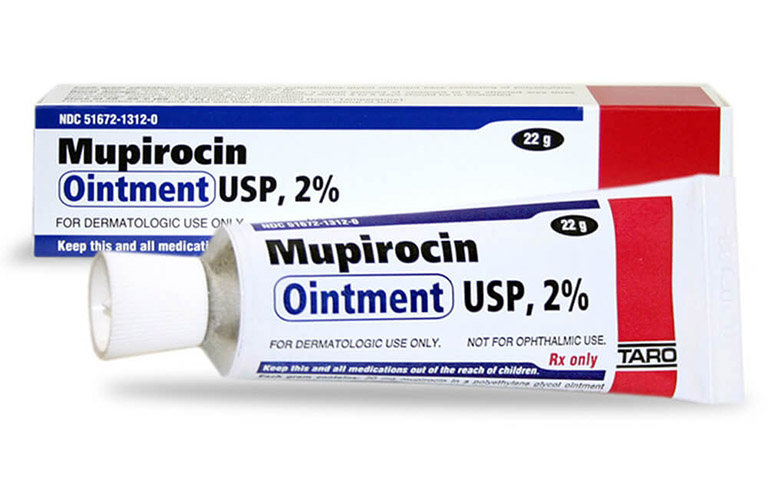 Dùng thuốc mỡ kháng sinh mupirocin 
