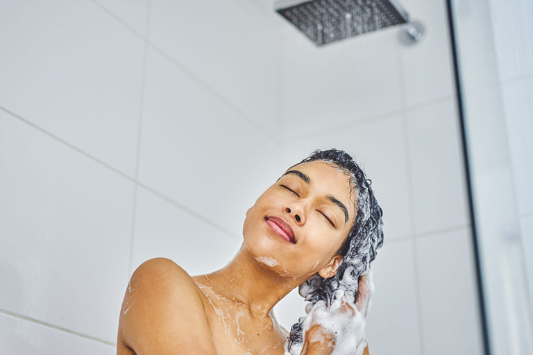 Tắm rửa mỗi ngày, giữ cho vùng da bị ảnh hưởng luôn sạch sẽ và khô ráo