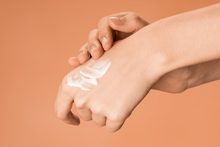 Sử dụng kem dưỡng ẩm mỗi ngày để giữ cho da mềm mại, phục hồi da