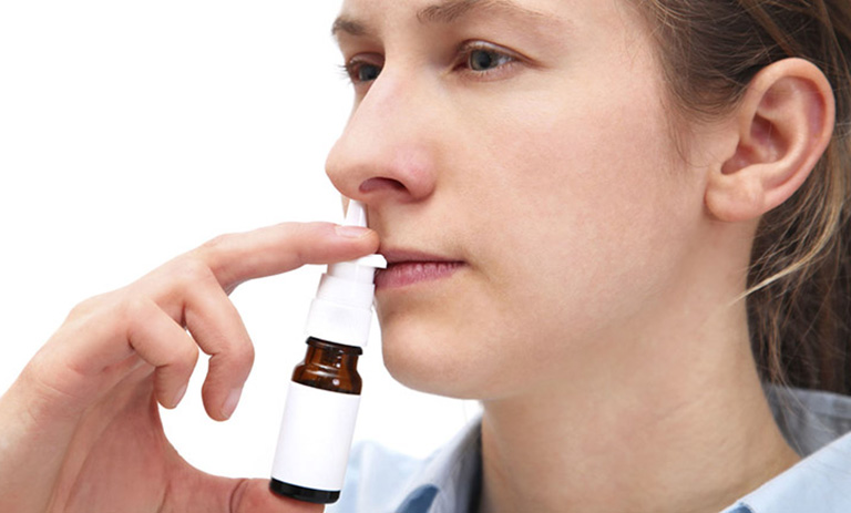 Dùng thuốc thông mũi để làm loãng dịch, thông mũi