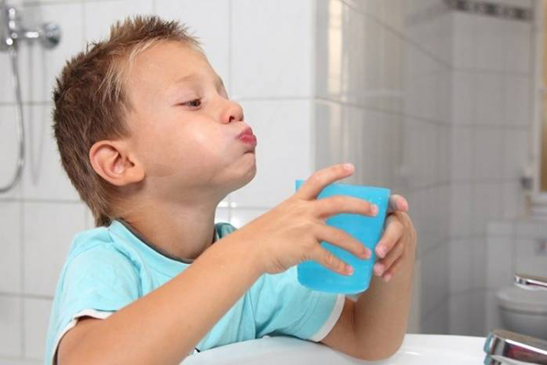 Dùng nước muối sinh lý để rửa mũi và súc họng