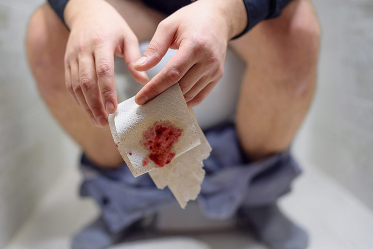 Có máu dính trên giấy vệ sinh