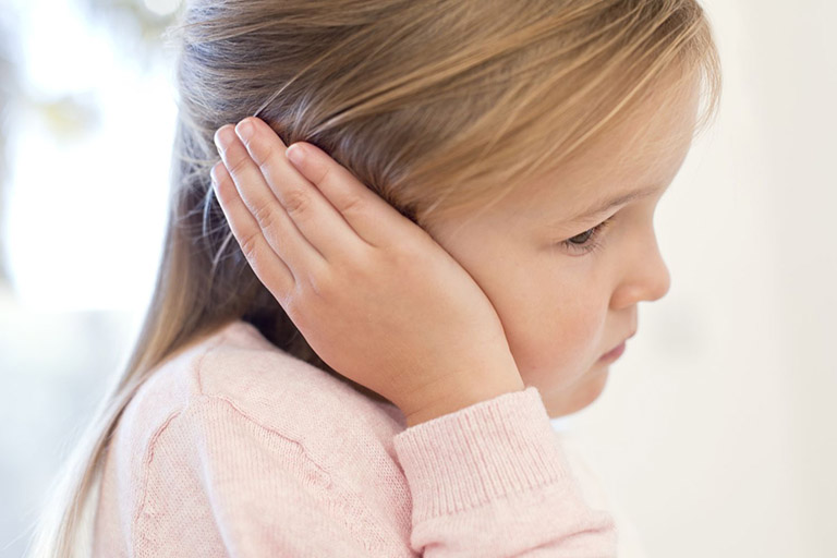 Nhiễm trùng gây đau tai, khiến trẻ thường xuyên xoa hoặc kéo tai