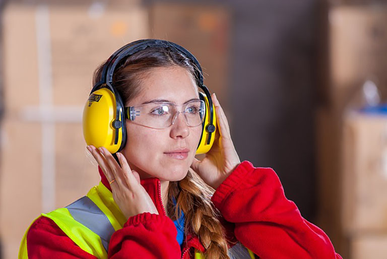 Đeo thiết bị bảo vệ tai để tránh tổn thương do tiếng ồn