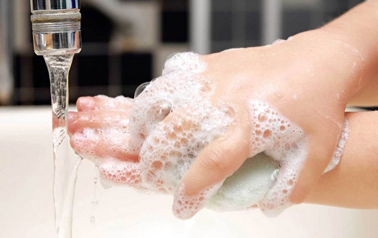 Thường xuyên rửa tay kỹ lưỡng bằng xà phòng diệt khuẩn