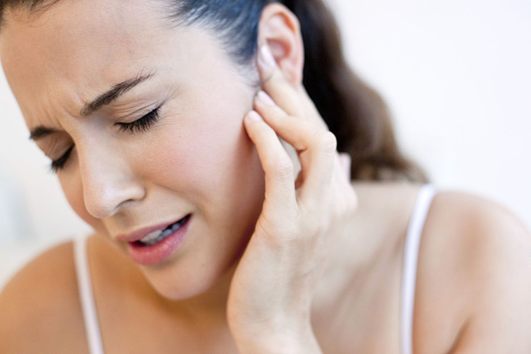 Bệnh viêm sụn vành tai gây đau nhức, sưng tấy và đỏ vành tai