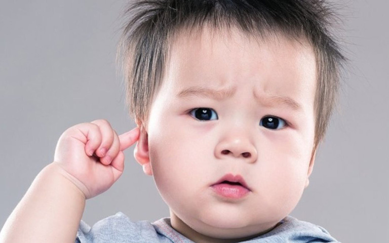 Nhiễm trùng xương chũm khiến trẻ thường xuyên kéo tai hoặc đập một bên đầu