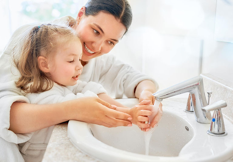 Thường xuyên rửa tay bằng nước và xà phòng diệt khuẩn